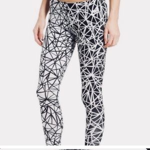 Nike Leg-a-see black & white geometric leggings